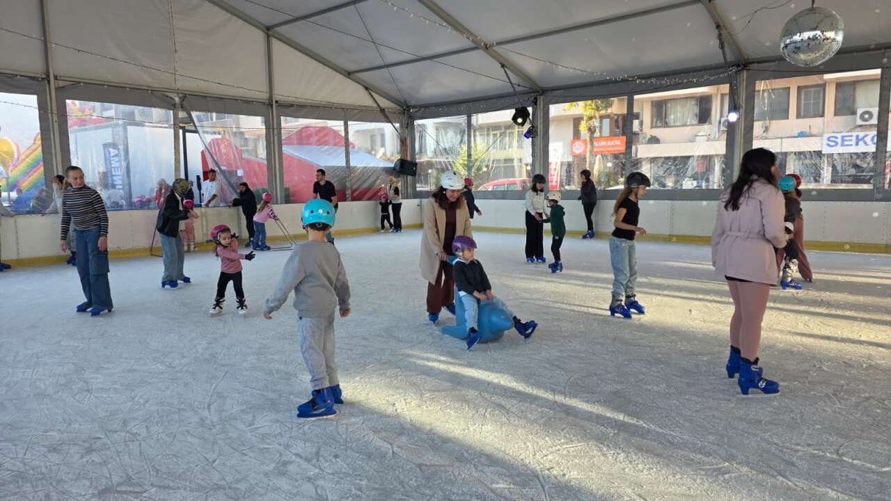 Marmaris’te Buz Pisti Renkli Görüntülere Sahne Oldu 2